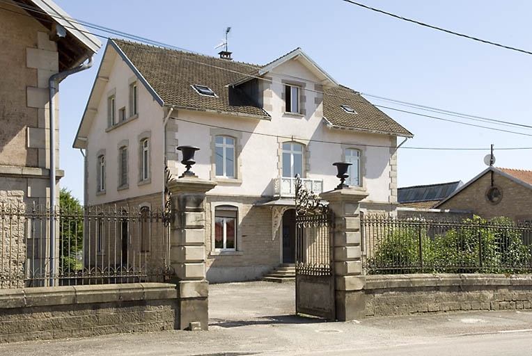 Logement patronal et bureaux.
