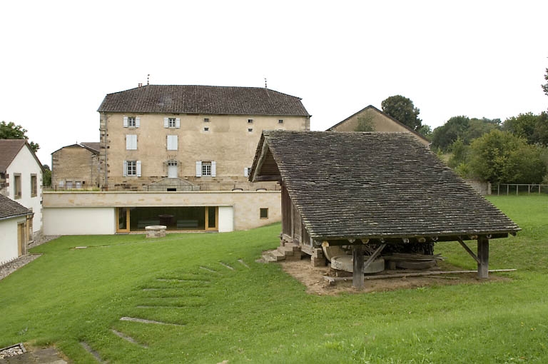 Parc de l'Ecomusée. Au premier plan : resserre (chalot).