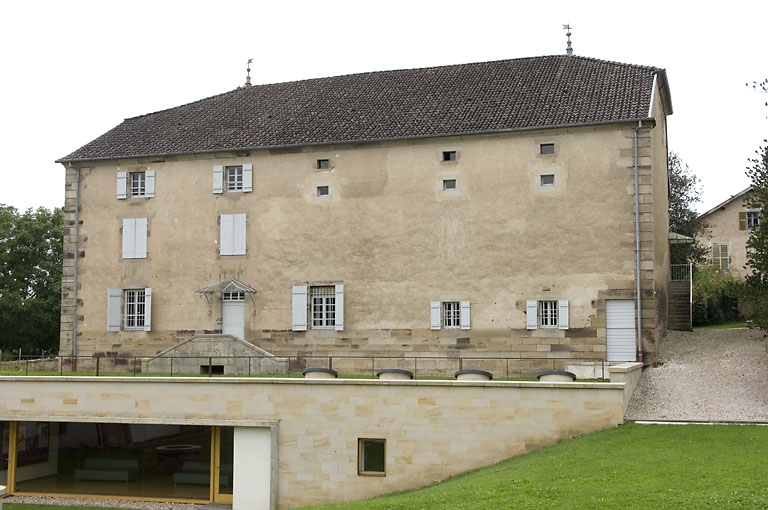 Façade postérieure de la maison abritant le logement patronal et diverses parties agricoles.