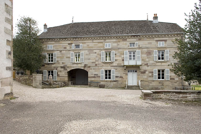 Maison abritant les parties agricoles et le logement patronal. Vue de face.