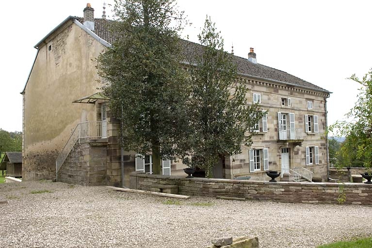 Maison abritant les parties agricoles et le logement patronal. Vue de trois quarts.