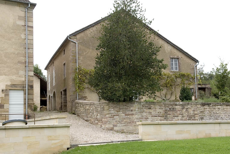 Atelier de distillation primitif. Vue depuis le sud-est.