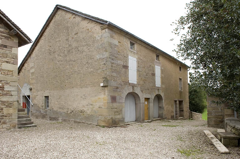 Atelier de distillation primitif. Vue de trois quarts.