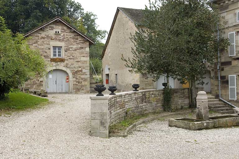 Four à pain et pignon de l'atelier de distillation primitif.