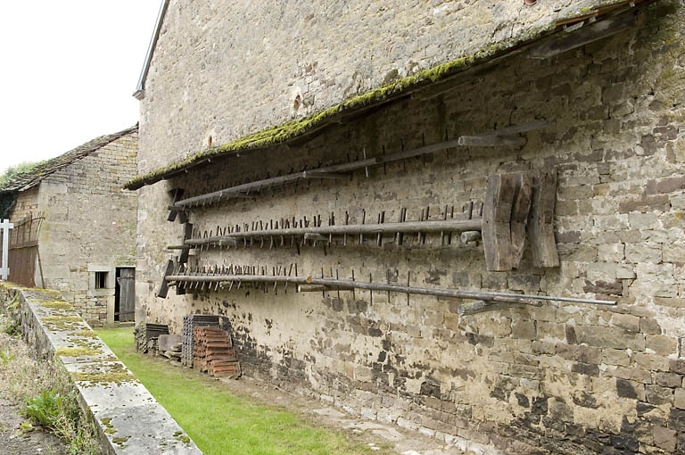 Pieds de chèvre entreposés sur le pignon d'une maison mitoyenne.