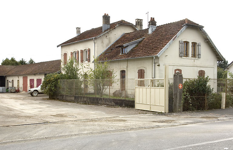 Entrepôt industriel et logements.