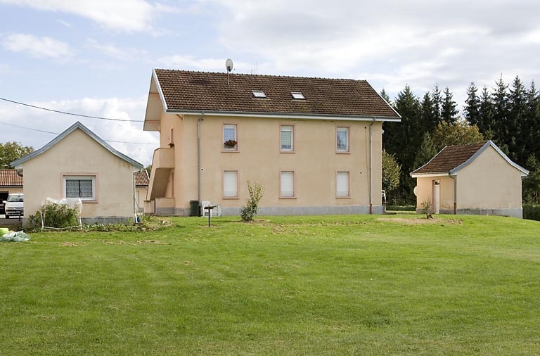 Logement ouvrier. Façade depuis la route.