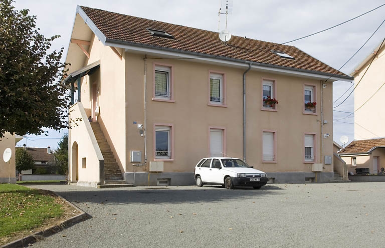 Logement ouvrier. Vue de trois quarts.