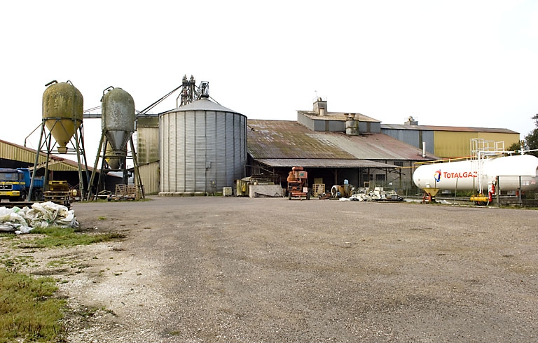 Vue arrière des bâtiments.