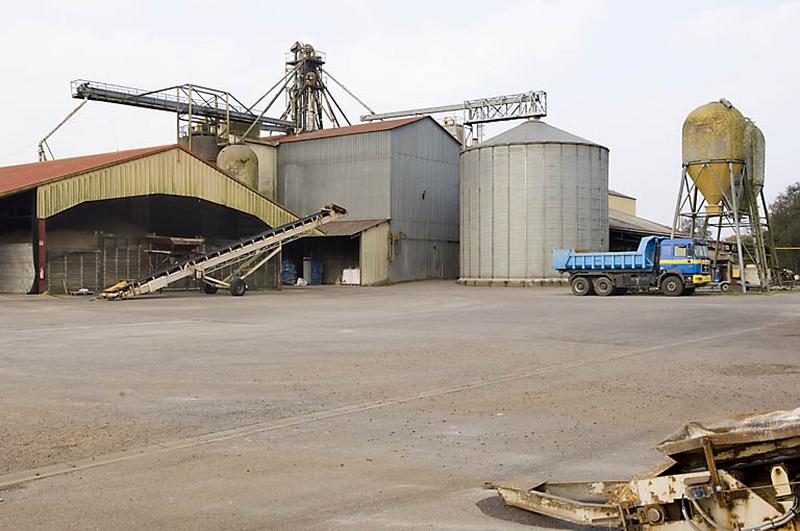 Silos et entrepôts industriels depuis l'arrière.