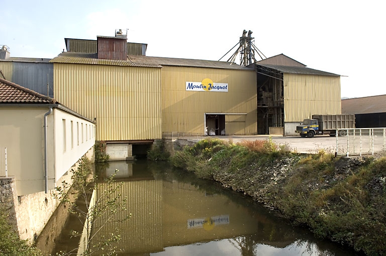 Canal de fuite et façade sud de la minoterie.
