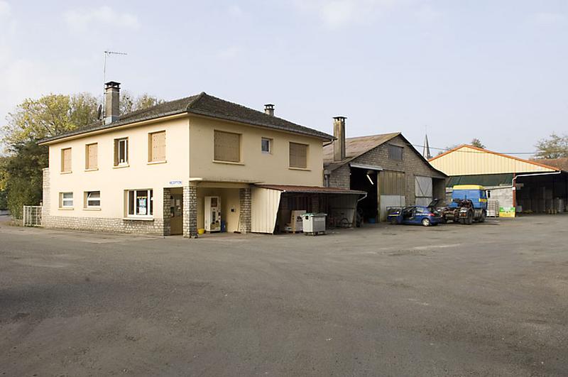 Logement et atelier de réparation depuis la cour.