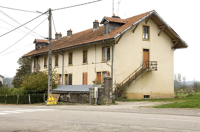 Maison ouvrière L au centre du village (4 rue du Coney).