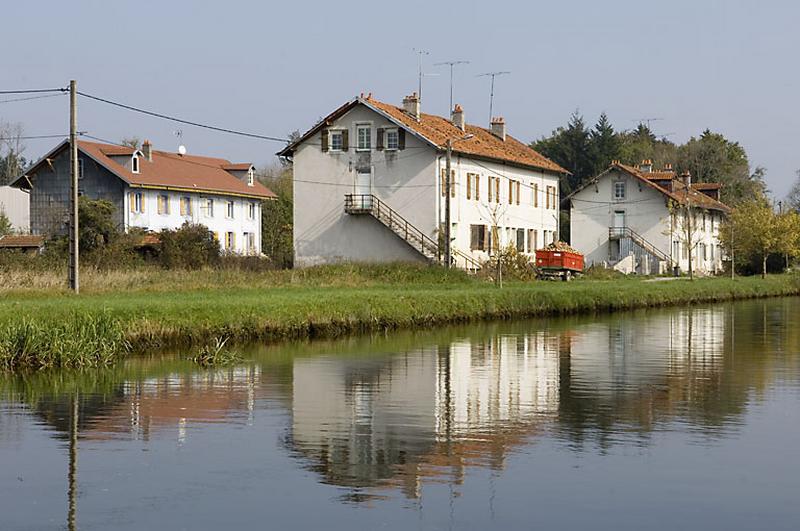 Maisons de la cité ouvrière, depuis le canal.