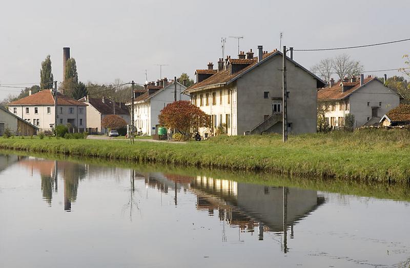 Cité ouvrière vue depuis le canal, à l'est.