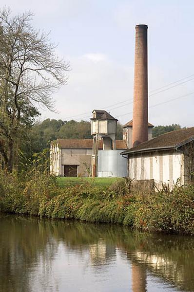 Chaufferie, château d'eau et cheminée depuis le sud-est.