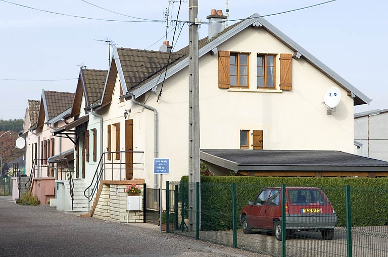 Logements doubles. Vue en enfilade depuis l'est.