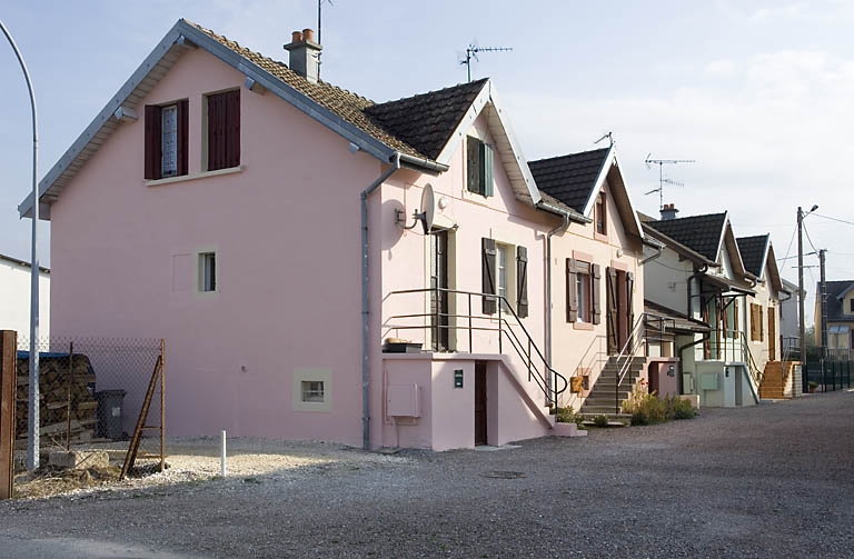 Logements doubles. Vue en enfilade depuis l'ouest.