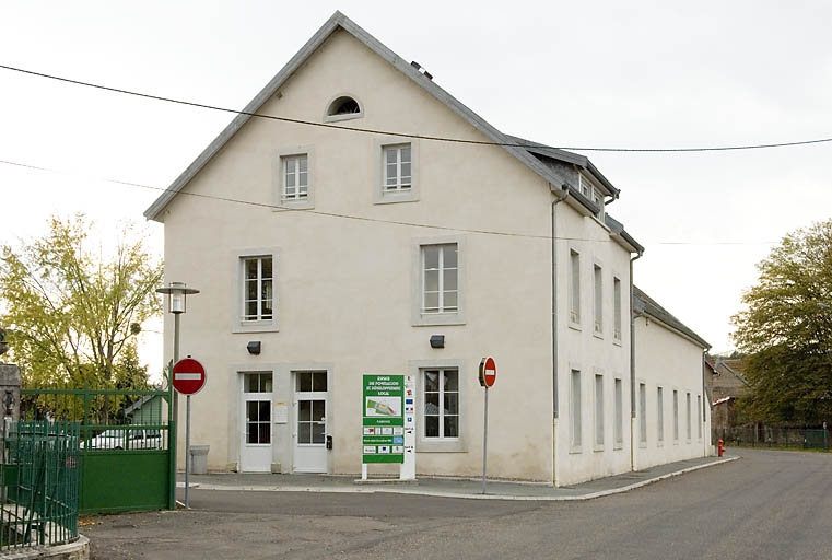Logement et bureau (?). Vue de trois quarts.