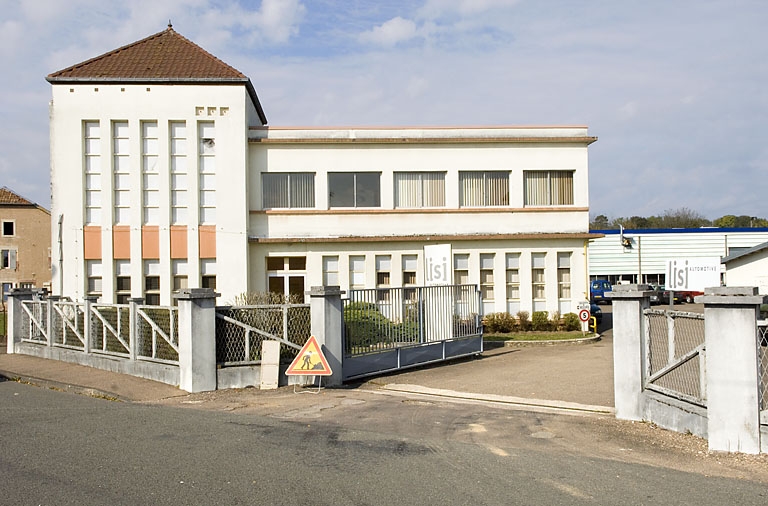 Façade antérieure. Transformateur et bureau.