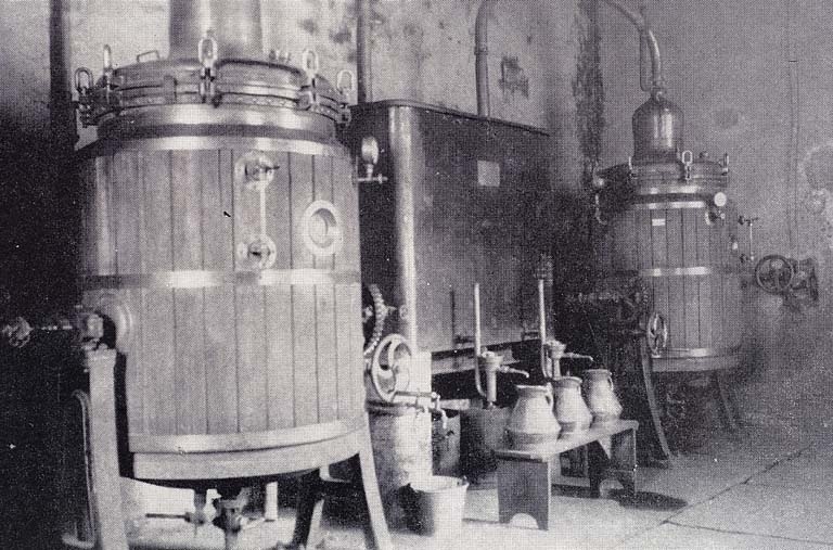 Atelier de distillation. Les alambics.