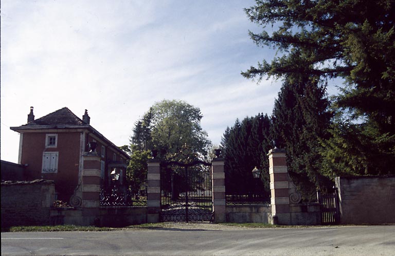 Portail d'entrée.