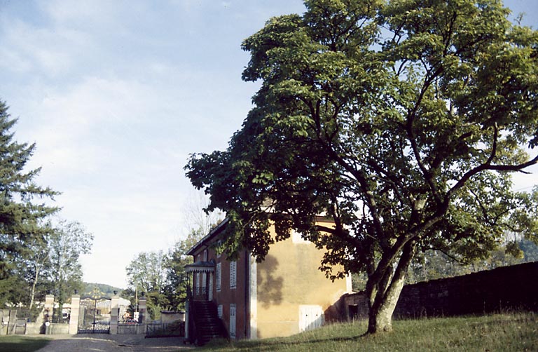 Maison du gardien et mur du potager.