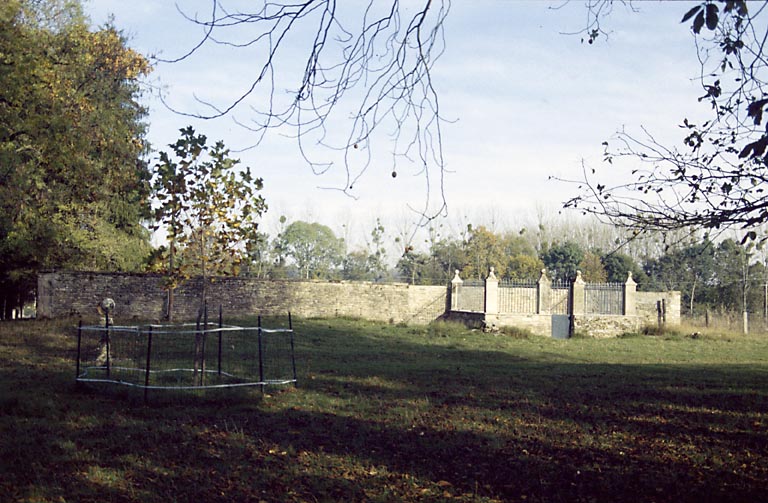 Chenil et mur du potager.