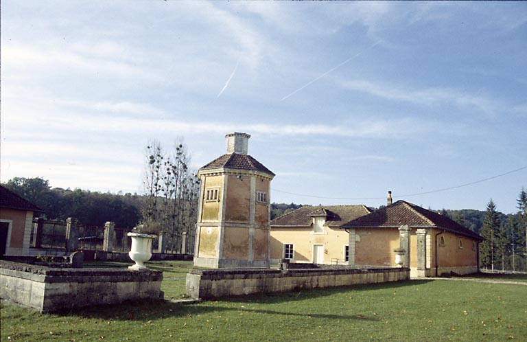 Les communs (écuries, pigeonnier...).