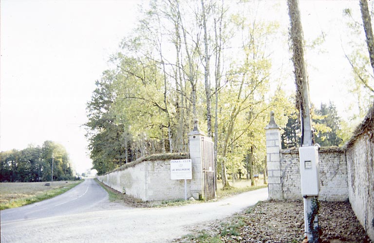 Entrée du château donnant sur la rue de Saint-Albin.