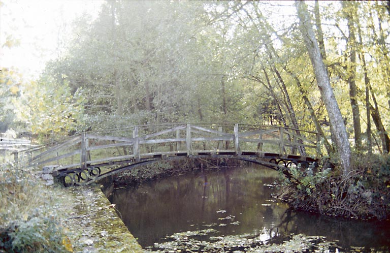 Le pont menant à l'île de l'étang.