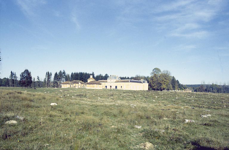 Le château et ses dépendances vus depuis le sud-oest, et emplacement des épicéas abattus.
