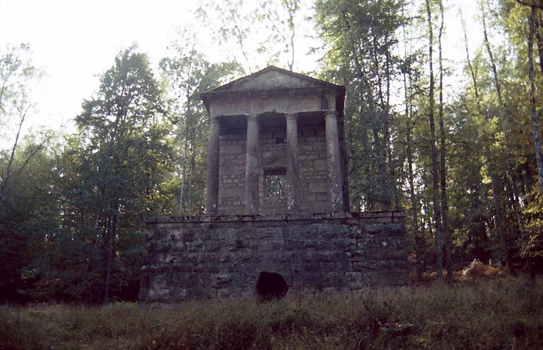 Fabrique : temple néo-grec vu de face.