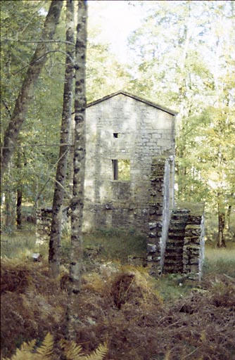 Fabrique : arrière du temple néo-grec.