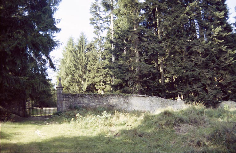 Portail ouest et mur de clôture.