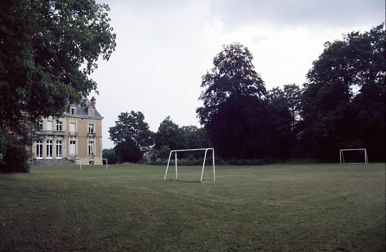 La pelouse derrière le château vue de l'ouest.