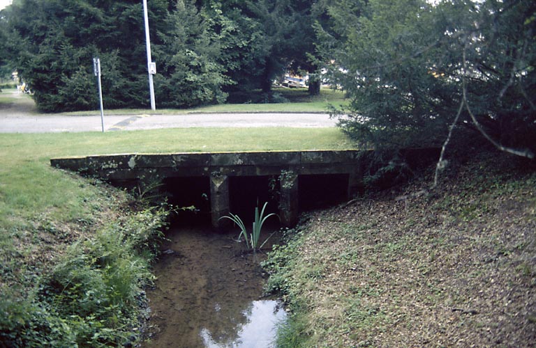 1e pont sur l'allée rectiligne d'entrée.