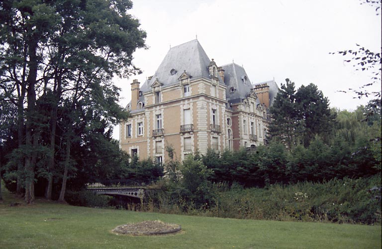 Vue du château et du canal depuis la serre au sud.