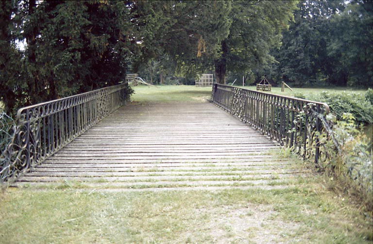 Pont métallique (6e)  allant du château à la serre.