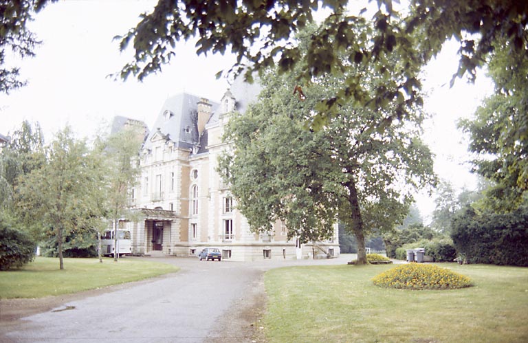 Allée menant au château.