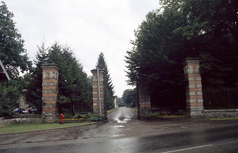 Entrée du château et allée rectiligne.