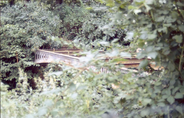 Pont métallique (7e).