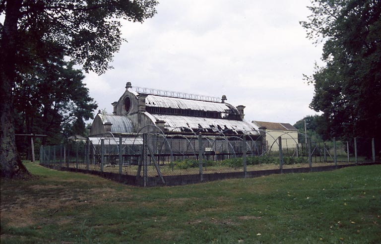 La serre et le potager vus du sud-ouest.