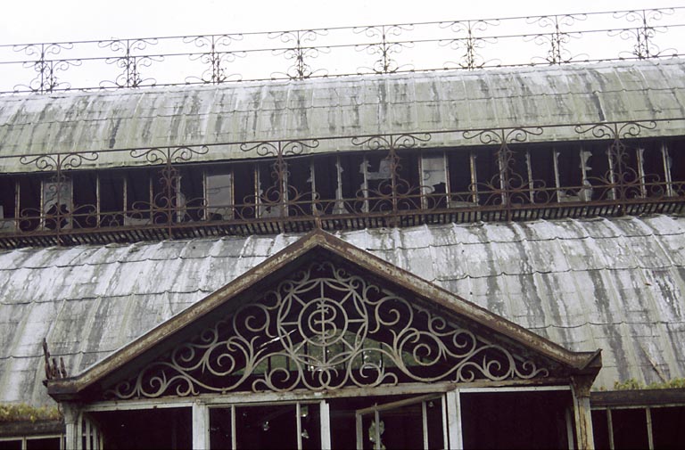 Détail de la façade nord de la serre.