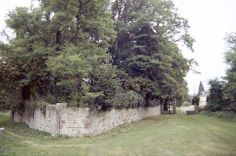 Mur et grille au sud-est.