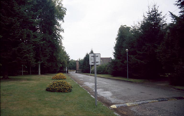 Allée d'entrée.