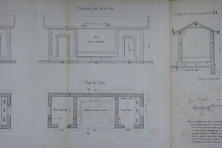 Bâtiment des voyageurs. Annexes. Type de la Cie de Paris - Lyon - Méditerranée. C 17 [abri de 3e et 4e classe : plan et élévation antérieure], 1880.