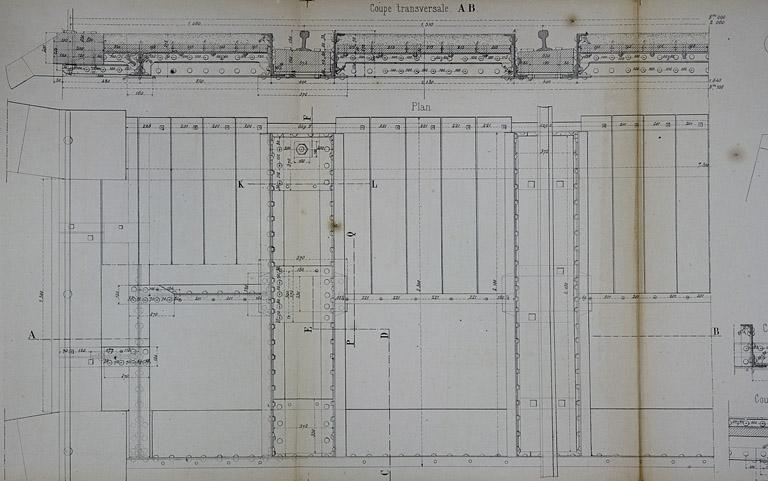 Pont sous rails à tablier métallique de 1 m 50 d'ouverture. Type de la Compagnie de Paris - Lyon - Méditerranée. E 29 [détails du tablier : plan et coupe], 1879.