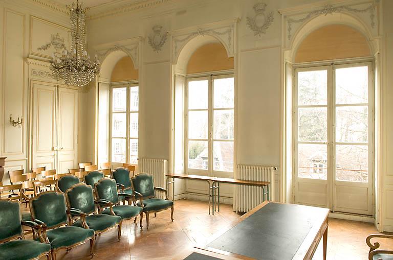 Vue d'ensemble du salon avec les trois fenêtres.