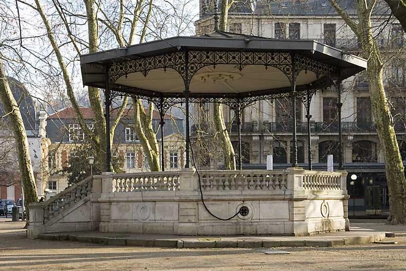 Vue d'ensemble du kiosque depuis la droite.